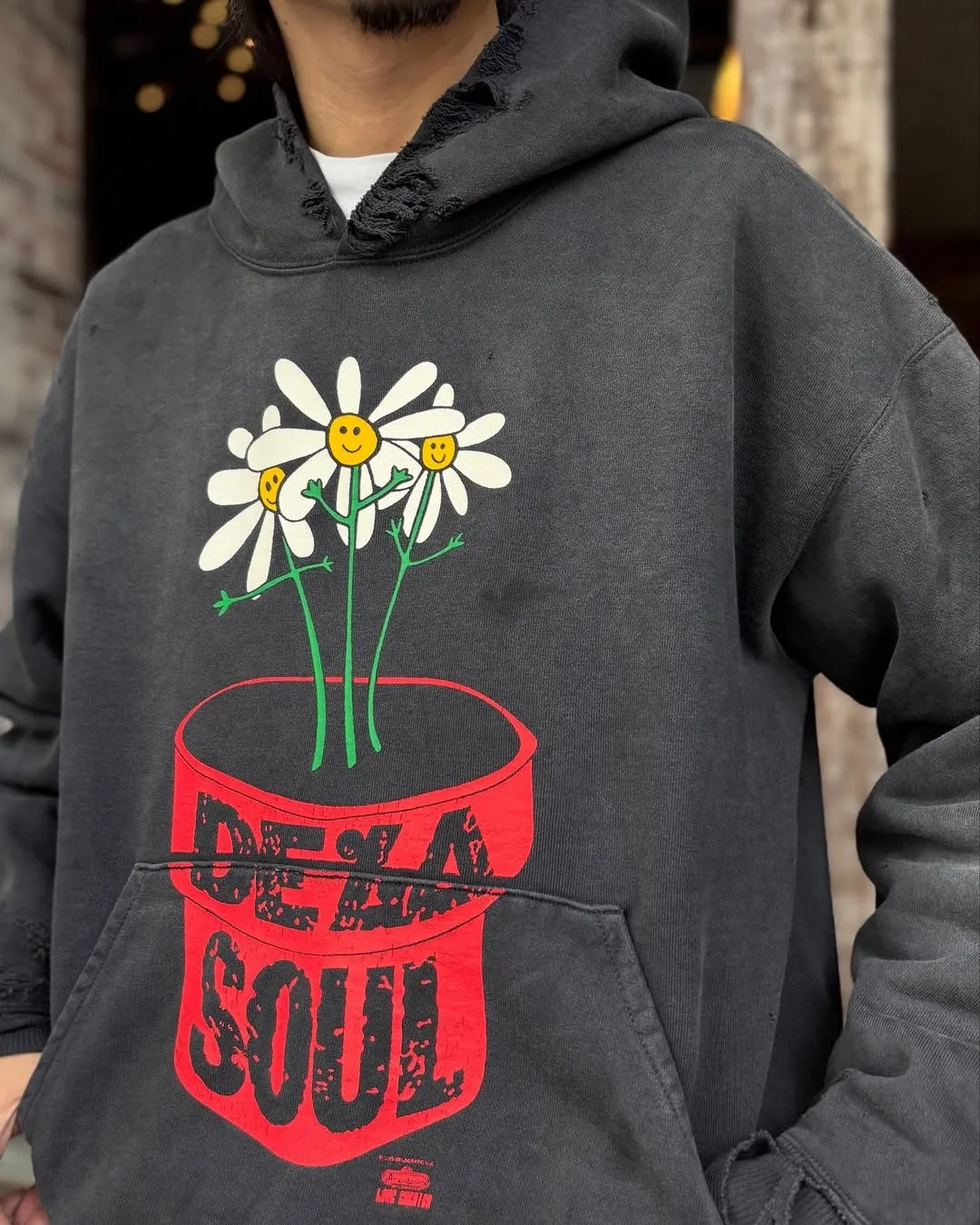 SAINT Mxxxxxx × DE LA SOUL DLS_HOODIE/DE LA SOUL/BLK DE LA SOUL co-branded potted plant destruction hoodie, washed black S-XL, a very important hoodie this season. It embodies the brand philosophy through the humorous potted plant and slogan design. In addition, through a large number of hand-made fraying, cutting and other damage processing, as well as heavy washing and oxidative fading treatment, a perfect Vintage effect is created. Original mold opening Customized co-branded main mark and wash water mark, correct version